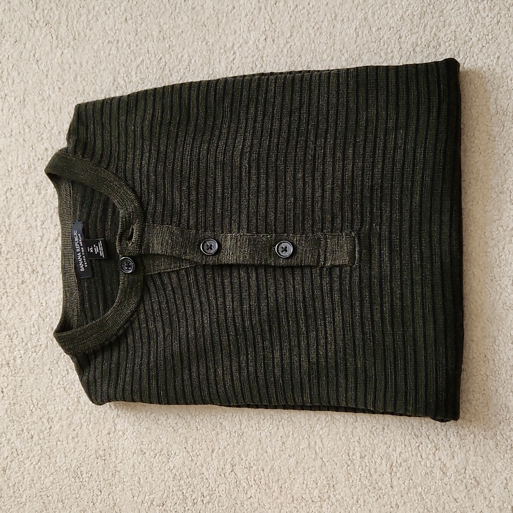 BANANA REPUBLIC Men's Lightweight Merino Wool Henley Style Sweater